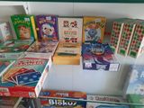 de nombreuses boîtes de jeux sur une étagère dans un magasin