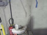 une machine qui est garée dans un garage, avec un tuyau d'arrosage