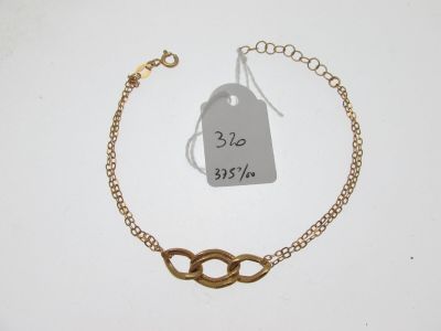 gros plan d'une chaîne de bracelets portant une étiquette de prix