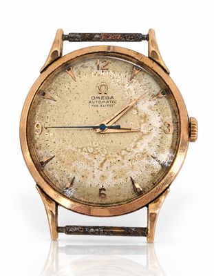 une image d'une montre en or avec un bracelet en cuir marron