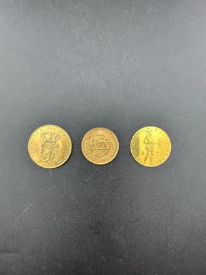 trois pièces d'or, dont l'une représente une femme et l'autre un homme