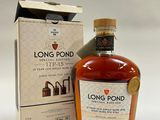 une bouteille de whisky de seigle « Long Pond Single Barrel » à côté d'un carton
