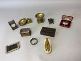 un grand nombre d'objets posés sur une table