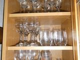 une armoire en bois sur laquelle sont posés de nombreux verres