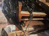une photo montrant un tas de bric-à-brac dans une pièce