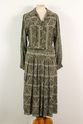 une image d'une robe de femme sur un mannequin