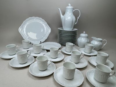 de nombreuses tasses et soucoupes posées sur la table