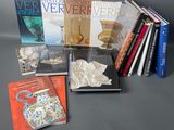 plusieurs livres sont empilés sur une table