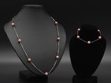 deux colliers et un collier posé sur un présentoir pour mannequin