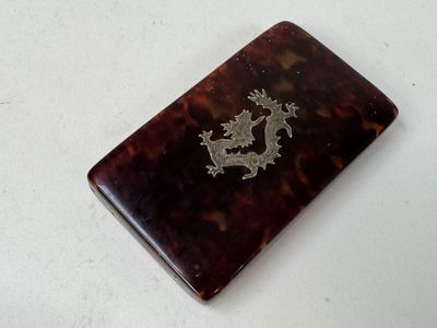 un petit étui en écaille de tortue orné d'un dragon en argent