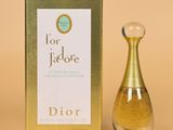 flacon vaporisateur EAP « L'Oise d'Oise » de Christian Dior, posé à côté d'une boîte