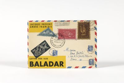 une vieille carte postale sur laquelle sont collés de nombreux timbres, sur un fond blanc