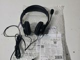 un casque posé sur un sac en plastique