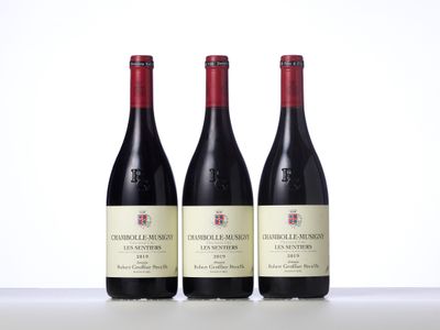 trois bouteilles de vin posées sur une table
