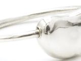 bague plaquée argent avec une pierre en forme de cœur au centre