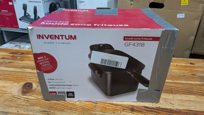 la boîte est ouverte sur la table avec son contenu