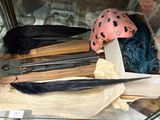 une vitrine contenant de nombreux objets variés