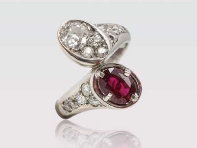 une image montrant un gros plan d'une bague sertie d'une pierre rouge