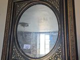 la photo d'un miroir accroché au mur
