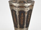 un vase posé sur une surface blanche