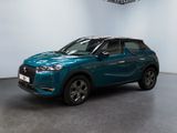 Le SUV bleu est garé dans une grande pièce équipée d'un ventilateur de plafond