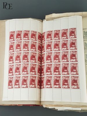 un livre ouvert avec des timbres, posé sur une table