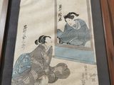 photo encadrée représentant une femme assise par terre devant un miroir