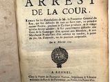 un livre ouvert posé sur une table à côté d'un mur blanc