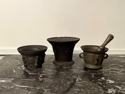 trois types différents de mortiers posés sur une table en marbre
