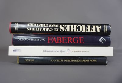 trois livres sont empilés sur une table