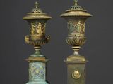 deux vases posés sur une table blanche