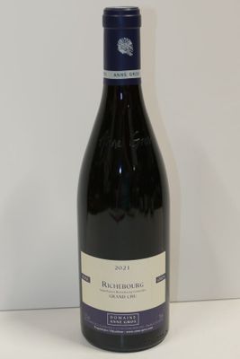 la bouteille de vin est posée sur la table, prête à être consommée
