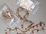 quelques perles et des perles qui sont posées sur une table