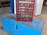 une boîte bleue qui contient tout un tas d'outils