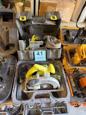 un grand nombre d'outils posés sur une table