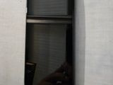 une personne qui se prend en photo dans le miroir d'une salle de bains