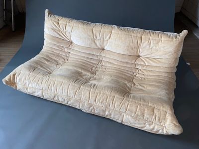 un canapé posé sur une chaise bleue