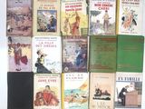 un grand nombre de livres posés sur une table