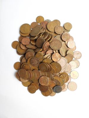 une pile de pièces de monnaie posée sur une surface blanche