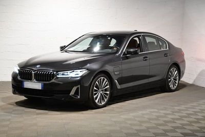une photo d'une voiture bmw noire garée dans un garage