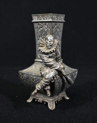 Vase en étain à décor en haut relief d'un Pierrot débouchant…