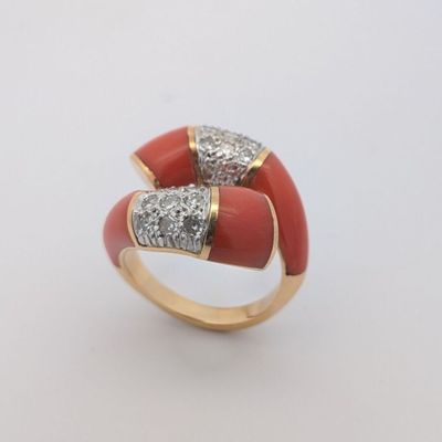 une image représentant une bague rouge et dorée sertie de diamants