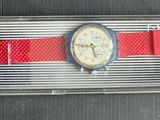 une montre qui se trouve dans une boîte en plastique posée sur une table