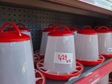 les nombreux récipients en plastique qui se trouvent sur les rayons du magasin