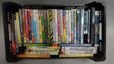 une boîte en plastique noire contenant tout un tas de DVD