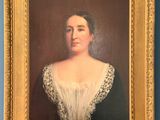 portrait d'une femme en robe blanche dans un cadre doré