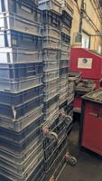 Important lot de bacs gerbables en plastique gris (ou bas de… (photo 3)