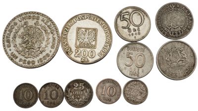 un tas de pièces empilées les unes sur les autres
