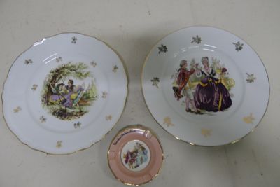 deux assiettes posées l'une à côté de l'autre sur une table