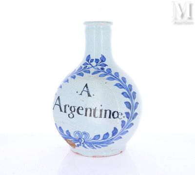 un vase bleu et blanc sur lequel est inscrit le mot « Argentina »